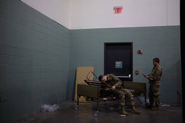 News Bilder des Tages April 2, 2020, Worcester, Massachusetts, US: The Massachusetts National Guard in cooperation with FEMA and Umass Memorial Medical Cenetr are building a COVID-19, Corona Virus, field hospital to treat midlly ill paitents at the DCU Center in Worcester, Massachusetts. The facility will have 250 beds for those who are too sick to be home, but not in need of an Intensive Care Unit. Soldiers assemble a hospital bed. Worcester US - ZUMAd211 20200402_zap_d211_010 Copyright: xAllisonxDinnerx