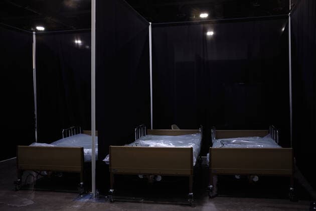 April 2, 2020, Worcester, Massachusetts, US: The Massachusetts National Guard in cooperation with FEMA and Umass Memorial Medical Cenetr are building a COVID-19, Corona Virus, field hospital to treat midlly ill paitents at the DCU Center in Worcester, Massachusetts. The facility will have 250 beds for those who are too sick to be home, but not in need of an Intensive Care Unit. Worcester US - ZUMAd211 20200402_zap_d211_012 Copyright: xAllisonxDinnerx