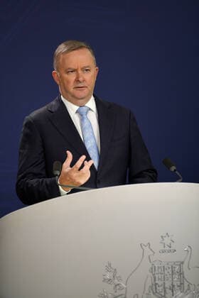 ANTHONY ALBANESE PRESSER, Federal Opposition Leader Anthony Albanese speaks to the media during a press conference in Sydney, Friday, April 3, 2020. ( NO ARCHIVING, EDITORIAL USE ONLY, NO USE IN BOOKS WITHOUT CONSENT SYDNEY NSW AUSTRALIA  Copyright: xBIANCAxDExMARCHIx 20200403001461559738
