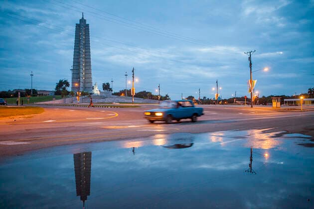 IMAGO Creative: Dichotomien, Reflexionen - Architektur Revolution Square, Plaza de la Revolucion with the giant Obelisk Memorial Jose Marti, La Habana, Cuba Havana Havana Cuba Copyright: xLucasxVallecillosx xVWPicsx LVM-Cu.Ha.Hcpr.2004
