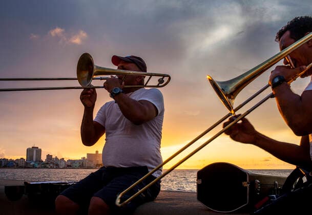 Street musicians, in Malecon, La Habana, Cuba Havana Havana Cuba Copyright: xLucasxVallecillosx xVWPicsx LVM-Cu.Ha.M.0465