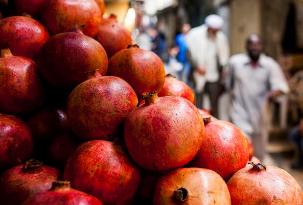 Pomegranates for sale at David street,Souk Arabic, Old City, Jerusalem, Israel. Jerusalem Jerusalem Israel Copyright: xLucasxVallecillos_vwpicsx LVM-Is.Je.So.1726