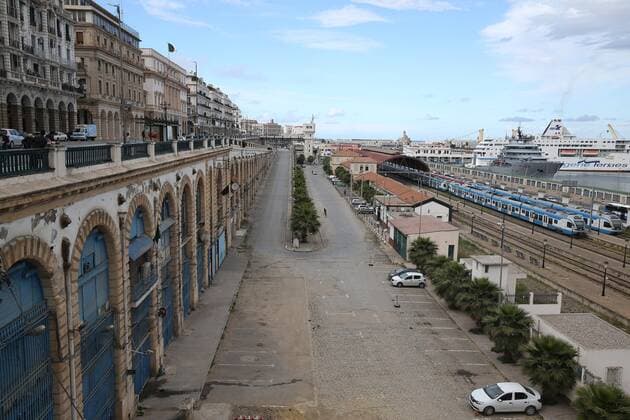 News Bilder des Tages (200402) -- ALGIERS, April 2, 2020 (Xinhua) -- Few people are seen on a street in Algiers, Algeria, on April 2, 2020. The number of confirmed cases of COVID-19 in Algeria has risen to 986 while the death toll has reached 86, according to figures reported on Thursday by Algerian health authorities. (Xinhua) ALGERIA-ALGIERS-COVID-19-CASES 