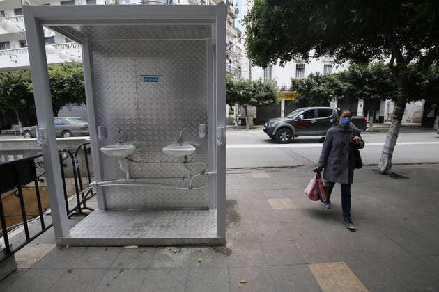 (200402) -- ALGIERS, April 2, 2020 (Xinhua) -- Photo taken on April 2, 2020 shows a new facility for people to wash hands in Algiers, Algeria. The number of confirmed cases of COVID-19 in Algeria has risen to 986 while the death toll has reached 86, according to figures reported on Thursday by Algerian health authorities. (Xinhua) ALGERIA-ALGIERS-COVID-19-CASES 
