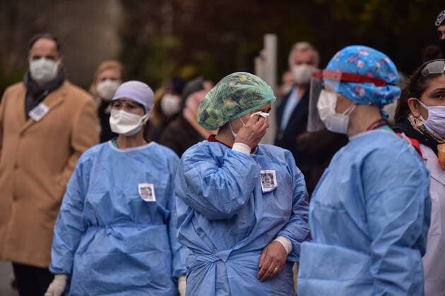 (200403) -- ISTANBUL, April 3, 2020 (Xinhua) -- Turkish health workers join in a moment of silence in front of a hospital building in Istanbul,Turkey on April 2, 2020. Turkish health workers on Thursday attended a ceremony in honor of a prominent Turkish doctor who died from COVID-19 in Istanbul. Turkish Health Minister Fahrettin Koca announced the death of Cemil Tascioglu, a doctor of endocrinology at Istanbul s Capa University, at a press conference on Wednesday. Hundreds of health personnel of the Capa Univesity joined in a moment of silence in front of the hospital building. (Xinhua) TURKEY-ISTANBUL-COVID-19-MEDICAL WORKERS-MEMORIAL SERVICE 