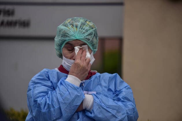 News Themen der Woche KW13 News Bilder des Tages (200403) -- ISTANBUL, April 3, 2020 (Xinhua) -- A Turkish health worker joins in a moment of silence in front of a hospital building in Istanbul,Turkey on April 2, 2020. Turkish health workers on Thursday attended a ceremony in honor of a prominent Turkish doctor who died from COVID-19 in Istanbul. Turkish Health Minister Fahrettin Koca announced the death of Cemil Tascioglu, a doctor of endocrinology at Istanbul s Capa University, at a press conference on Wednesday. Hundreds of health personnel of the Capa Univesity joined in a moment of silence in front of the hospital building. (Xinhua) TURKEY-ISTANBUL-COVID-19-MEDICAL WORKERS-MEMORIAL SERVICE 