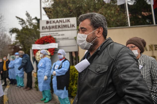 (200403) -- ISTANBUL, April 3, 2020 (Xinhua) -- Turkish health workers join in a moment of silence in front of a hospital building in Istanbul,Turkey on April 2, 2020. Turkish health workers on Thursday attended a ceremony in honor of a prominent Turkish doctor who died from COVID-19 in Istanbul. Turkish Health Minister Fahrettin Koca announced the death of Cemil Tascioglu, a doctor of endocrinology at Istanbul s Capa University, at a press conference on Wednesday. Hundreds of health personnel of the Capa Univesity joined in a moment of silence in front of the hospital building. (Xinhua) TURKEY-ISTANBUL-COVID-19-MEDICAL WORKERS-MEMORIAL SERVICE 