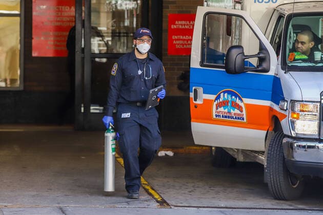 April 2, 2020, New York, NEW YORK, EUA: Movement of health professionals in front of the New York Presbyterian Columbia University Hospital on Manhattan Island in New York during the Coronavirus COVID-19 pandemic in the United States. New York EUA - ZUMAc233 47114062st Copyright: xVanessaxCarvalhox