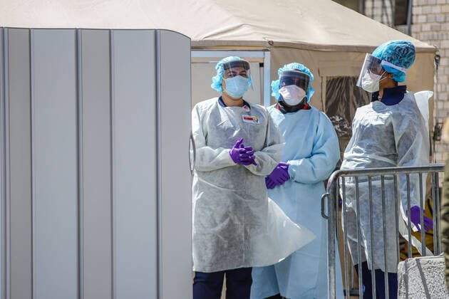 April 2, 2020, New York, NEW YORK, EUA: Movement of health professionals in front of the New York Presbyterian Columbia University Hospital on Manhattan Island in New York during the Coronavirus COVID-19 pandemic in the United States. New York EUA - ZUMAc233 47114077st Copyright: xVanessaxCarvalhox