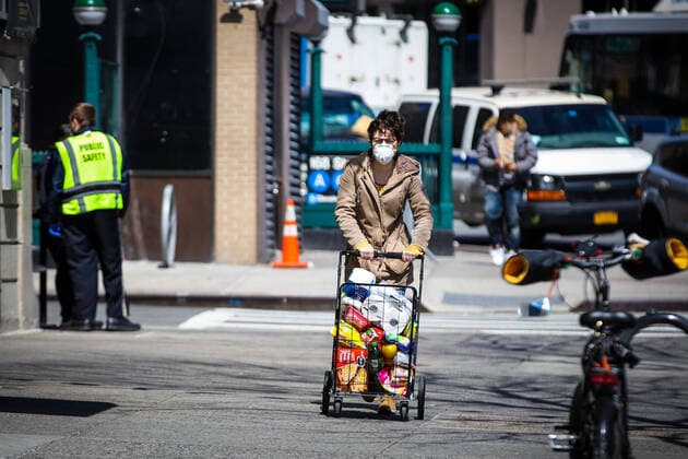 April 2, 2020, New York, NEW YORK, EUA: Movement of people wearing medical masks in New York City during the Coronavirus COVID-19 pandemic in the United States. New York EUA - ZUMAc233 47114152st Copyright: xVanessaxCarvalhox