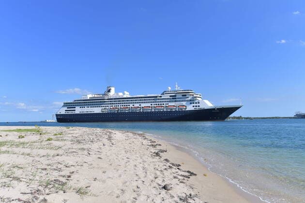 April 2, 2020, Fort Lauderdale, Florida, United States Of America: FORT LAUDERDALE, FL - APRIL 02: COVID-19 - Two Coronavirus-Impacted Cruise Ships the MS Zaandam and MS Rotterdam Cleared To Dock In Port everglades Florida with dead and sick aboard After Weeks At Sea. Seen here doctors remove the sick and the dead from the MS Zaandam on April 2, 2020 at Port Everglades in Fort Lauderdale, Florida..People: MS Zaandam Fort Lauderdale United States Of America - ZUMAn287 20200402_zaa_n287_052 Copyright: xSMGx