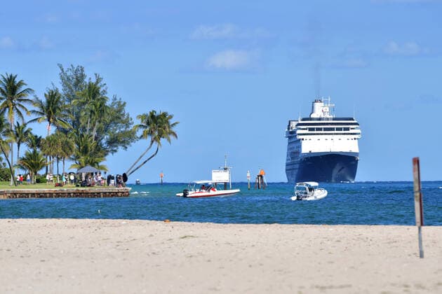 April 2, 2020, Fort Lauderdale, Florida, United States Of America: FORT LAUDERDALE, FL - APRIL 02: COVID-19 - Two Coronavirus-Impacted Cruise Ships the MS Zaandam and MS Rotterdam Cleared To Dock In Port everglades Florida with dead and sick aboard After Weeks At Sea. Seen here doctors remove the sick and the dead from the MS Zaandam on April 2, 2020 at Port Everglades in Fort Lauderdale, Florida..People: MS Zaandam Fort Lauderdale United States Of America - ZUMAn287 20200402_zaa_n287_076 Copyright: xSMGx