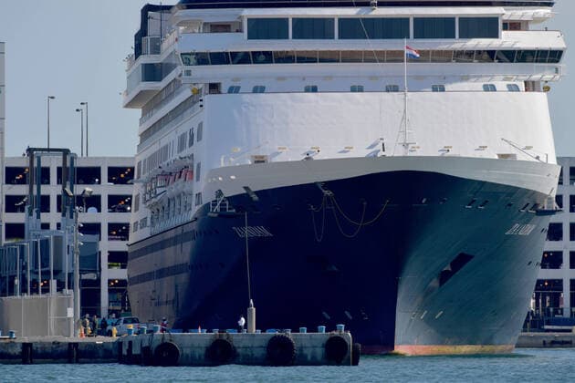 April 2, 2020, Fort Lauderdale, Florida, United States Of America: FORT LAUDERDALE, FL - APRIL 02: COVID-19 - Two Coronavirus-Impacted Cruise Ships the MS Zaandam and MS Rotterdam Cleared To Dock In Port everglades Florida with dead and sick aboard After Weeks At Sea. Seen here doctors remove the sick and the dead from the MS Zaandam on April 2, 2020 at Port Everglades in Fort Lauderdale, Florida..People: MS Zaandam Fort Lauderdale United States Of America - ZUMAn287 20200402_zaa_n287_187 Copyright: xSMGx