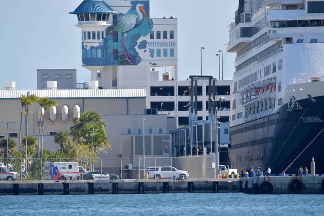April 2, 2020, Fort Lauderdale, Florida, United States Of America: FORT LAUDERDALE, FL - APRIL 02: COVID-19 - Two Coronavirus-Impacted Cruise Ships the MS Zaandam and MS Rotterdam Cleared To Dock In Port everglades Florida with dead and sick aboard After Weeks At Sea. Seen here doctors remove the sick and the dead from the MS Zaandam on April 2, 2020 at Port Everglades in Fort Lauderdale, Florida..People: MS Zaandam Fort Lauderdale United States Of America - ZUMAn287 20200402_zaa_n287_191 Copyright: xSMGx