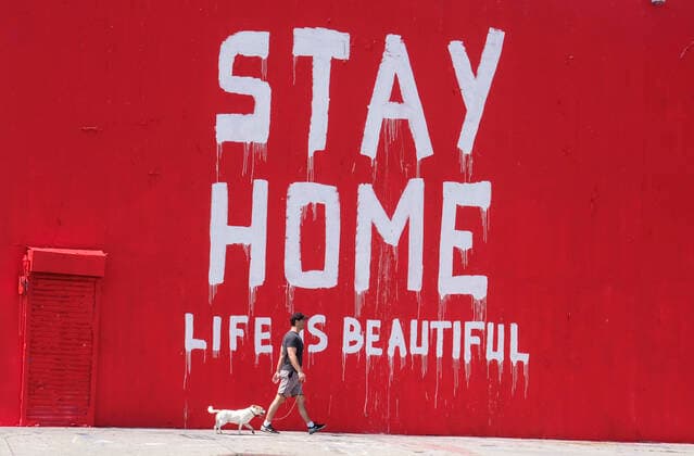 News Bilder des Tages April 2, 2020, Los Angeles, California, USA: A man walks his dog past a mural that encourages people to Stay Home. The Los Angeles Mayor is advising the public to wear any kind of protective face covering when going out -- even a scarf or other clothing item -- to reduce the spread of the coronavirus. Los Angeles USA - ZUMAc68_ 20200402_zaf_c68_001 Copyright: xRingoxChiux