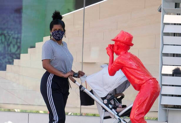 News Themen der Woche KW13 April 2, 2020, Los Angeles, California, U.S: A woman wearing a face mask walks with a baby trolley on Rodeo Drive April 2, 2020 in Beverly Hills, California. Los Angeles Mayor Eric Garcetti is advising the public to wear any kind of protective face covering when going out -- even a scarf or other clothing item -- to reduce the spread of the coronavirus. Los Angeles U.S. - ZUMAc68_ 20200402_zaf_c68_003 Copyright: xRingoxChiux