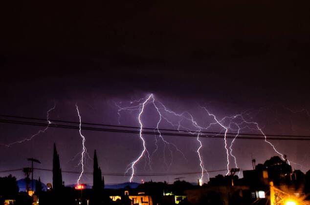 Bilder des Jahres 2020, News 04 April News Themen der Woche KW13 News Bilder des Tages April 2, 2020: April 02, 2020. Cuautitlan Izcalli, stete of Mexico. Lightning night in some parts of the state of Mexico, being on the ninth day of phase 2 by COVID-19 coronavirus in Mexico..PHOTO: OMAR LOPEZ - ZUMAl109 20200402_zap_l109_001 Copyright: xOmarxLopezx