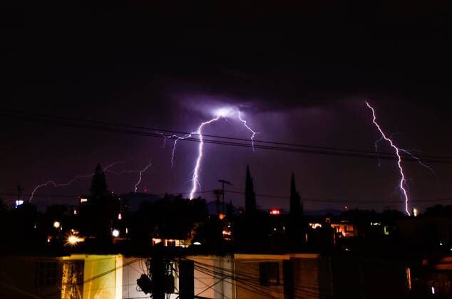 April 2, 2020: April 02, 2020. Cuautitlan Izcalli, stete of Mexico. Lightning night in some parts of the state of Mexico, being on the ninth day of phase 2 by COVID-19 coronavirus in Mexico..PHOTO: OMAR LOPEZ - ZUMAl109 20200402_zap_l109_007 Copyright: xOmarxLopezx