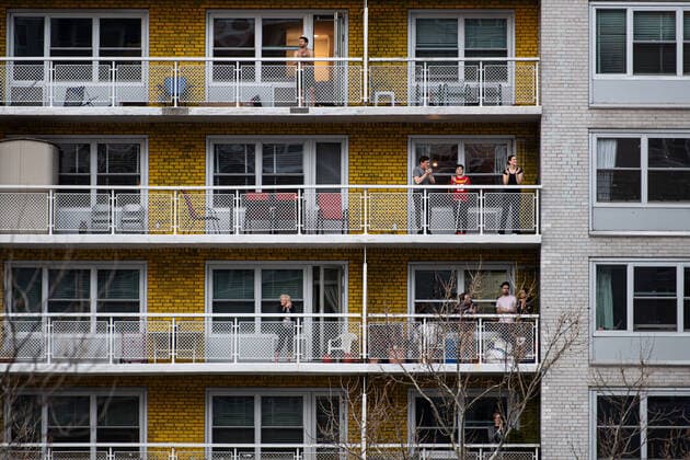 200402 Residents in lower Manhattan applaud service workers as the coronavirus, COVID 19, outbreak continues on April 2, 2020 in New York, NY, USA Every night at 7pm, people around the city lean out of their windows or step out on balconies to clap, yell, bang pots or ring cowbells Across the city businesses, schools and  Copyright: JOELxMARKLUND 47114117st