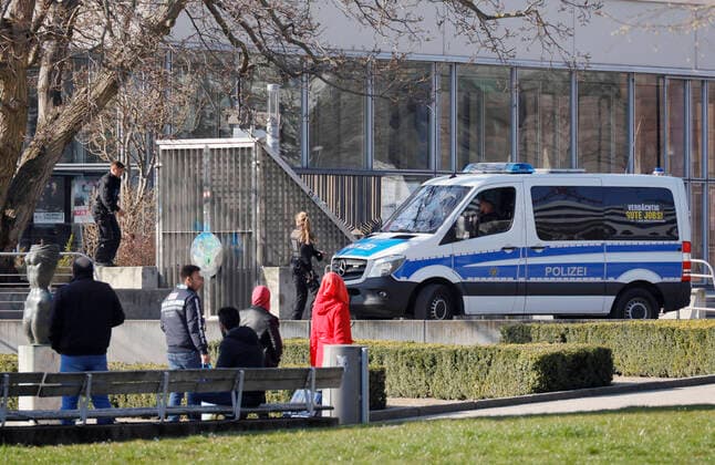 Police control 02 04 2020, Chemnitz, city centre, park in front of the town hall, more often the police has to inform individual citizens about corona restrictions and intensively patrol the whole city Chemnitz Sachsen BRD