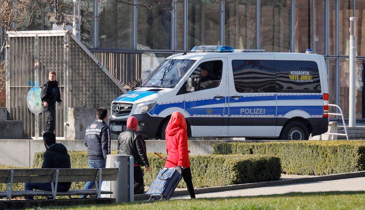 Police control 02 04 2020, Chemnitz, city centre, park in front of the town hall, more often the police has to inform individual citizens about corona restrictions and intensively patrol the whole city Chemnitz Sachsen BRD