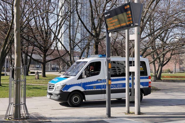 Police control 02 04 2020, Chemnitz, city centre, park in front of the town hall, more often the police has to inform individual citizens about corona restrictions and intensively patrol the whole city Chemnitz Sachsen BRD