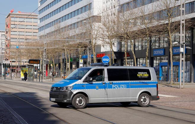 Police control 02 04 2020, Chemnitz, city centre, park in front of the town hall, more often the police has to inform individual citizens about corona restrictions and intensively patrol the whole city Chemnitz Sachsen BRD