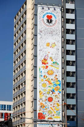 Corona_Riesenposter 02.04.2020, Chemnitz, Bahnhofstrasse Ecke Augustusburger Strasse, Riesenposter, Die Unternehmer René König (GERMENS artfashion) und Kai Schmidt (committo concept) möchten mit einem Kunst-Projekt in Kooperation mit Michael Fischer-Art und Kay Leo Leonhardt entsprechenden Optimismus vermitteln, jetzt zusammen zu stehen sowie nach der Corona-Krise den Neuanfang in allen Bereichen des Lebens erfolgreich zu meistern. Zeigen Sie als Unternehmer auch in schwierigen Zeiten gesellschaftliches Verantwortungsgefühl, Stabilität und Weitsicht. Mit der Gestaltung des Riesenposters, welches in der Chemnitzer Innenstadt angebracht wird, soll dieser Optimismus dem Bürger vermittelt werden. Mit den künstlerischen Entwürfen gestaltet das Label GERMENS zeitnah Hemden und Schals. Ein Teil der Verkaufserlöse dieser und weiterer Produk