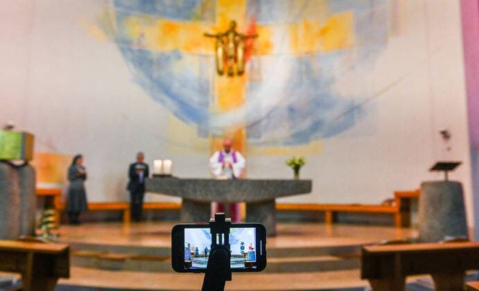 03 04 2020, xpsx, Lokal Offenbach, Online Worship St Peter Corona Covid 19 v l Pastor Janusz Church, congregation, worship service, Internet, stream, video, online, transmission, live, sermon, prayer, Easter, Offenbach Hesse Germany DEU St Peter