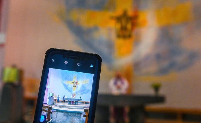03 04 2020, xpsx, Lokal Offenbach, Online Worship St Peter Corona Covid 19 v l Pastor Janusz Church, congregation, worship service, Internet, stream, video, online, transmission, live, sermon, prayer, Easter, Offenbach Hesse Germany DEU St Peter