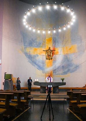 03 04 2020, xpsx, Lokal Offenbach, Online Worship St Peter Corona Covid 19 v l Pastor Janusz Church, congregation, worship service, Internet, stream, video, online, transmission, live, sermon, prayer, Easter, Offenbach Hesse Germany DEU St Peter