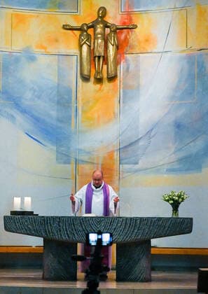 03 04 2020, xpsx, Lokal Offenbach, Online Worship St Peter Corona Covid 19 v l Pastor Janusz Church, congregation, worship service, Internet, stream, video, online, transmission, live, sermon, prayer, Easter, Offenbach Hesse Germany DEU St Peter