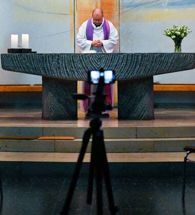 03 04 2020, xpsx, Lokal Offenbach, Online Worship St Peter Corona Covid 19 v l Pastor Janusz Church, congregation, worship service, Internet, stream, video, online, transmission, live, sermon, prayer, Easter, Offenbach Hesse Germany DEU St Peter