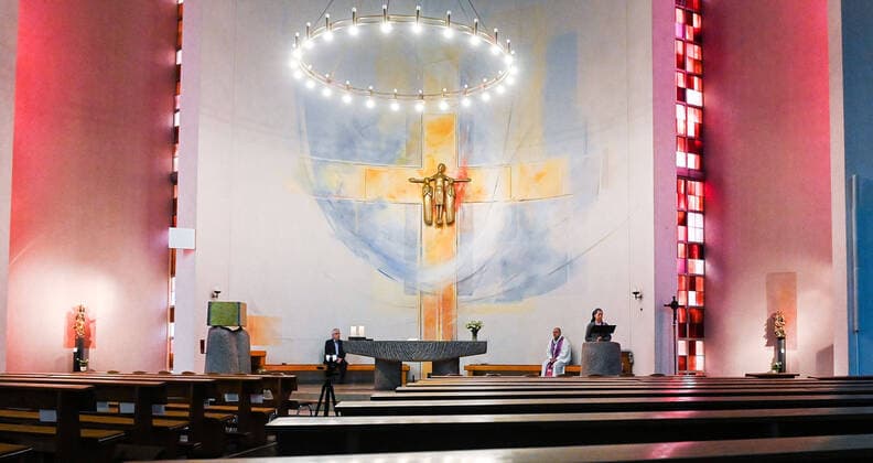 03 04 2020, xpsx, Lokal Offenbach, Online Worship St Peter Corona Covid 19 v l Pastor Janusz Church, congregation, worship service, Internet, stream, video, online, transmission, live, sermon, prayer, Easter, Offenbach Hesse Germany DEU St Peter