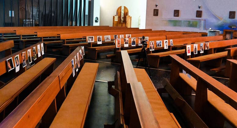 03 04 2020, xpsx, Lokal Offenbach, Online Worship St Peter Corona Covid 19 v l Pastor Janusz Church, congregation, worship service, Internet, stream, video, online, transmission, live, sermon, prayer, Easter, Offenbach Hesse Germany DEU St Peter