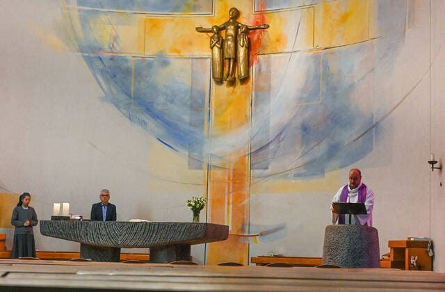 03 04 2020, xpsx, Lokal Offenbach, Online Worship St Peter Corona Covid 19 v l Pastor Janusz Church, congregation, worship service, Internet, stream, video, online, transmission, live, sermon, prayer, Easter, Offenbach Hesse Germany DEU St Peter