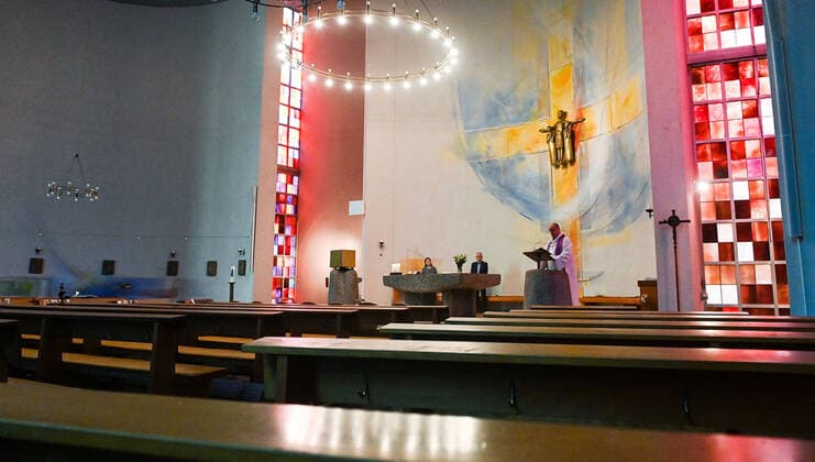 03 04 2020, xpsx, Lokal Offenbach, Online Worship St Peter Corona Covid 19 v l Pastor Janusz Church, congregation, worship service, Internet, stream, video, online, transmission, live, sermon, prayer, Easter, Offenbach Hesse Germany DEU St Peter