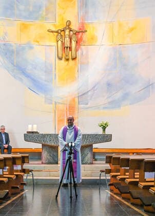 03 04 2020, xpsx, Lokal Offenbach, Online Worship St Peter Corona Covid 19 v l Pastor Janusz Church, congregation, worship service, Internet, stream, video, online, transmission, live, sermon, prayer, Easter, Offenbach Hesse Germany DEU St Peter