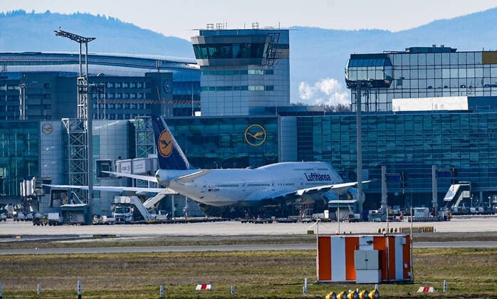 03 04 2020, xpsx, Lokal Frankfurt, Flughafen Frankfurt Lufthansa Aircraft Corona Covid 19 v l Airport, Aircraft, Aircraft, A360, Boeing, Lufthansa, Logo, parked, standing, Fraport, FRA,,, Frankfurt Hessen Germany DEU Fraport