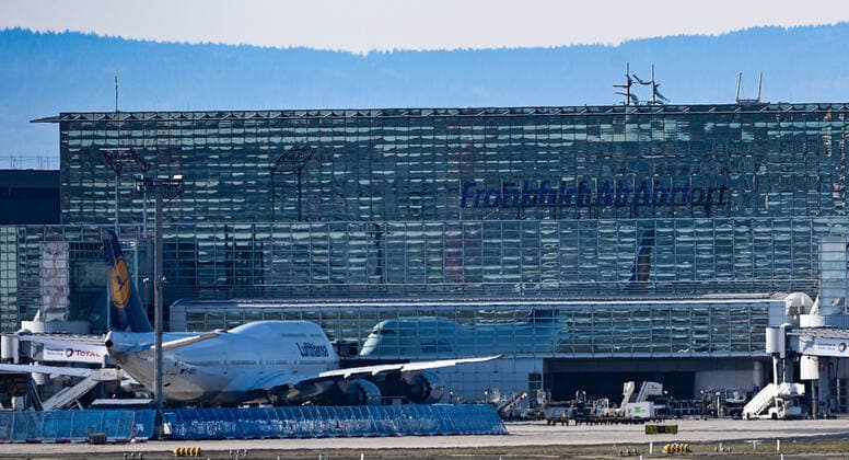 03 04 2020, xpsx, Lokal Frankfurt, Flughafen Frankfurt Lufthansa Aircraft Corona Covid 19 v l Airport, Aircraft, Aircraft, A360, Boeing, Lufthansa, Logo, parked, standing, Fraport, FRA,,, Frankfurt Hessen Germany DEU Fraport
