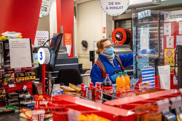 (200403) -- PARIS, April 3, 2020 (Xinhua) -- A cashier wearing a protective mask serves customers behind a plexiglass plate at a supermarket in Paris, France, April 2, 2020. French hospitals registered a one-day loss of 471 coronavirus patients, taking the total to 4,503, while some 900 dependant elder people living at nursing homes had died of the virus since the epidemic began, a health official said on Thursday. In total, 59,105 people had tested positive for the virus, up by 2,116 in one day, versus an increase of 4,861 on Wednesday, said Director General of Health Jerome Salomon at the daily conference on the epidemic. (Photo by Aurelien Morissard Xinhua) FRANCE-PARIS-COVID-19 