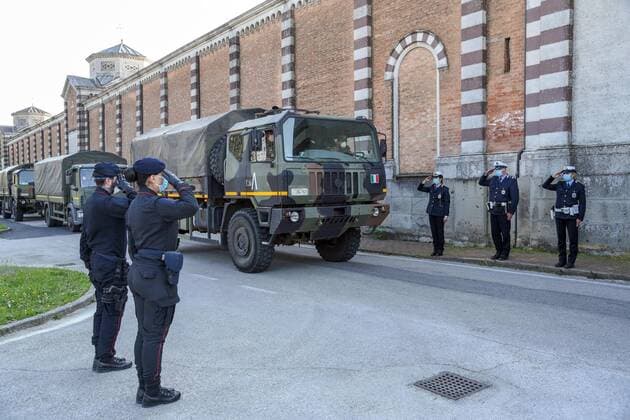 Foto IPP LM Alessio Marini Padova 02 04 2020 emergenza coronavirus - camion dell esercito portano le salme delle vittime di covid 19 della bergamasca per la cremazione al Cimitero Maggiore di Padova Nella foto: Picchetto delle Forze dell Ordine all esterno del cimitero Italy Photo Press - World Copyright  0