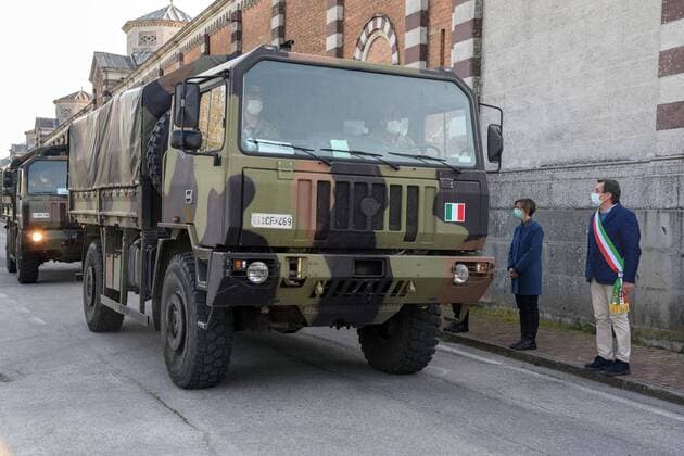 Foto IPP LM Alessio Marini Padova 02 04 2020 emergenza coronavirus - camion dell esercito portano le salme delle vittime di covid 19 della bergamasca per la cremazione al Cimitero Maggiore di Padova Nella foto: Il Sindaco Sergio Giordani accoglie il convoglio Italy Photo Press - World Copyright  0