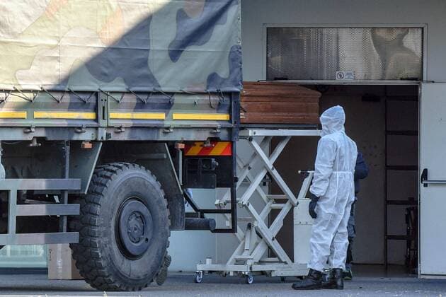 Foto IPP LM Alessio Marini Padova 02 04 2020 emergenza coronavirus - camion dell esercito portano le salme delle vittime di covid 19 della bergamasca per la cremazione al Cimitero Maggiore di Padova Nella foto: Militari in tuta bianca iniziano a scaricare le bare Italy Photo Press - World Copyright  0