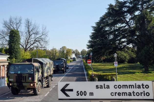Foto IPP LM Alessio Marini Padova 02 04 2020 emergenza coronavirus - camion dell esercito portano le salme delle vittime di covid 19 della bergamasca per la cremazione al Cimitero Maggiore di Padova Nella foto: Arrivo del Convoglio militare Italy Photo Press - World Copyright  0