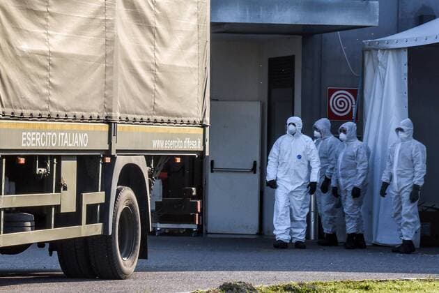 Foto IPP LM Alessio Marini Padova 02 04 2020 emergenza coronavirus - camion dell esercito portano le salme delle vittime di covid 19 della bergamasca per la cremazione al Cimitero Maggiore di Padova Nella foto: Militari in tuta bianca per scaricare le Salme Italy Photo Press - World Copyright  0