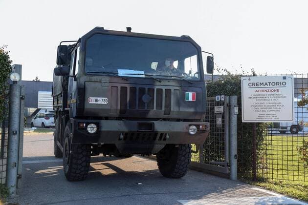 Foto IPP LM Alessio Marini Padova 02 04 2020 emergenza coronavirus - camion dell esercito portano le salme delle vittime di covid 19 della bergamasca per la cremazione al Cimitero Maggiore di Padova Nella foto: ingresso dei camion al crematorio Italy Photo Press - World Copyright  0