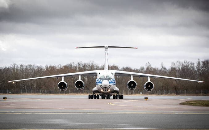 02.04.2020, Tallinn. Hiinast joudis transpordilennukiga Tallinna lennujaama 2,6 miljonit isikukaitsevahendit. A joint Estonian-Latvian order of 2.6 million pieces of personal protective equipment arrived in Tallinn from Shanghai, China. FOTO: MADIS VELTMAN POSTIMEES TALLINN HARJUMAA ESTONIA  Copyright: xMadisxVeltmanx