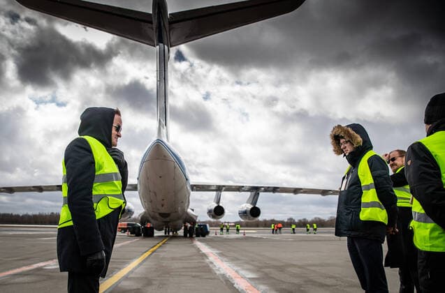 02.04.2020, Tallinn. Hiinast joudis transpordilennukiga Tallinna lennujaama 2,6 miljonit isikukaitsevahendit. A joint Estonian-Latvian order of 2.6 million pieces of personal protective equipment arrived in Tallinn from Shanghai, China. At left, Minister of Public Administration Jaak Aab. FOTO: MADIS VELTMAN POSTIMEES TALLINN HARJUMAA ESTONIA  Copyright: xMadisxVeltmanx