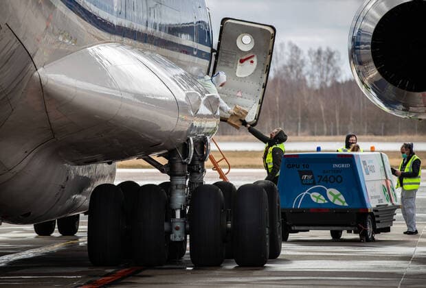 02.04.2020, Tallinn. Hiinast joudis transpordilennukiga Tallinna lennujaama 2,6 miljonit isikukaitsevahendit. A joint Estonian-Latvian order of 2.6 million pieces of personal protective equipment arrived in Tallinn from Shanghai, China. FOTO: MADIS VELTMAN POSTIMEES TALLINN HARJUMAA ESTONIA  Copyright: xMadisxVeltmanx